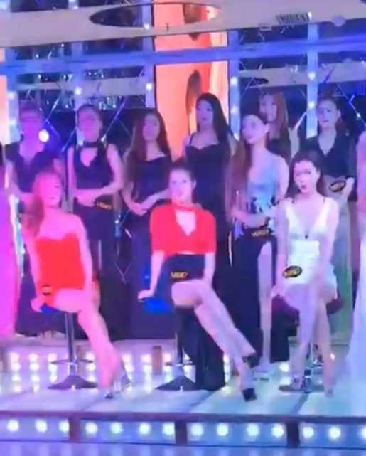 大选看的眼花缭乱.当面真人挑选。什么类型都有。喜欢那个拉那个